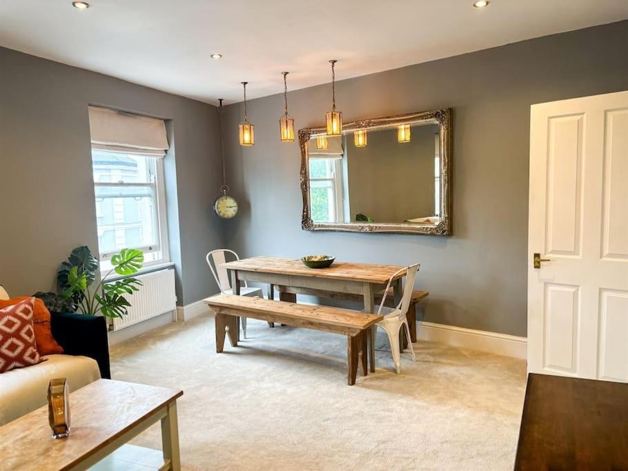 Upscale 3br Duplex Experience The Charm Of Westbourne Grove Londra