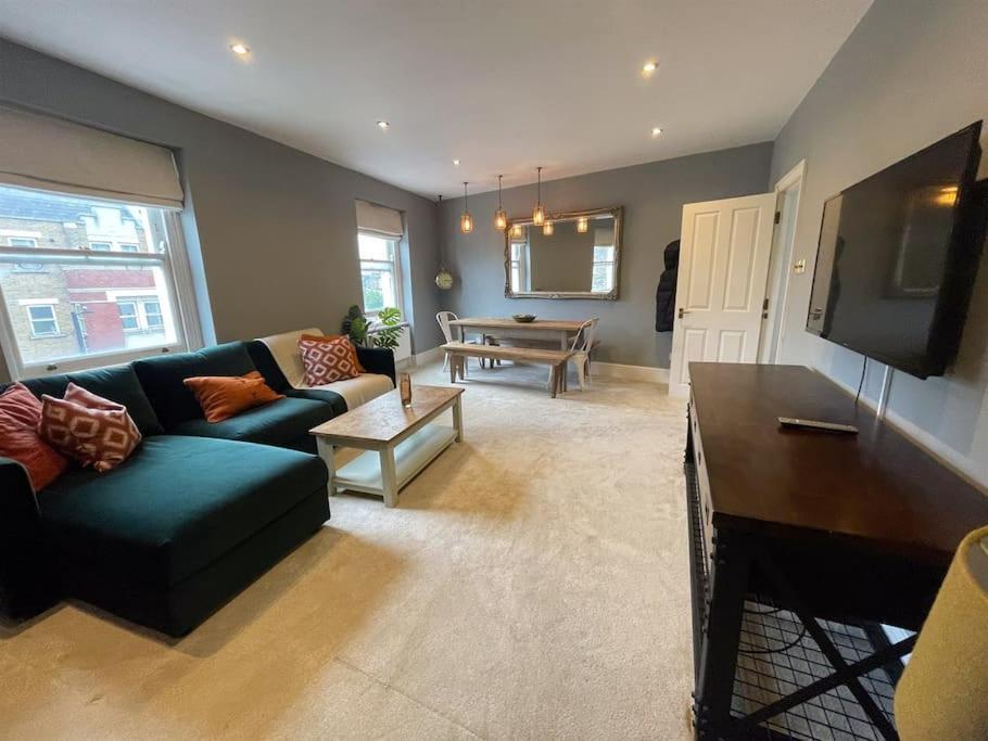 Upscale 3br Duplex Experience The Charm Of Westbourne Grove Londra